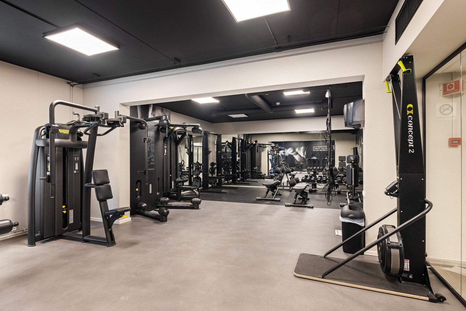 Flott treninsstudio i kjeller med tilliggende lounge hvor man kan slappe av etter endt treningsøkt. Galleribilde