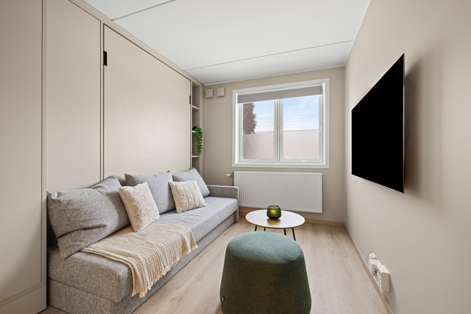 Velkommen til en nyere renovert og smart studioleilighet med gjennomtenkte løsninger og et stilrent uttrykk. Galleribilde