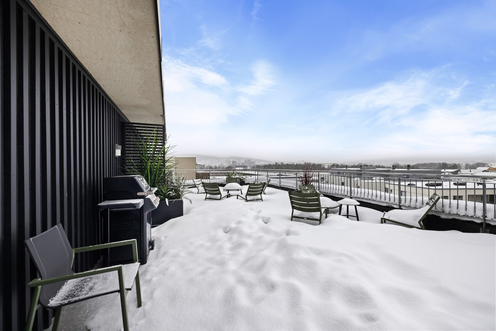 Terrassene er møblert med vedlikeholdsfrie utemøbler og inndelt i flere hyggelige soner som inviterer til både sosialt samvær og avslapning. Galleribilde