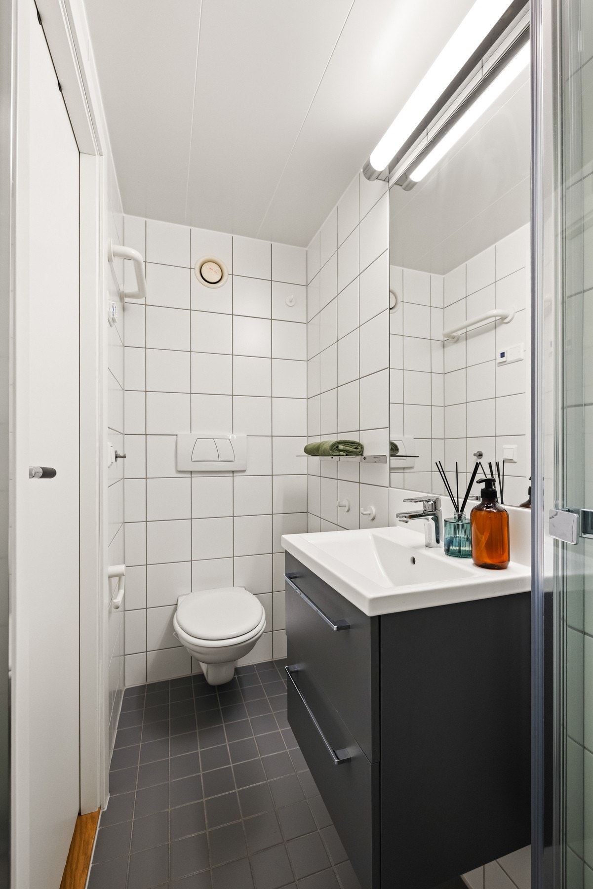 Baderommet er fra byggeår (2002), men er oppgradert med ny baderomsinnredning, nytt LED-lys over speil samt ny foldedør i glass til dusjsonen. Galleribilde