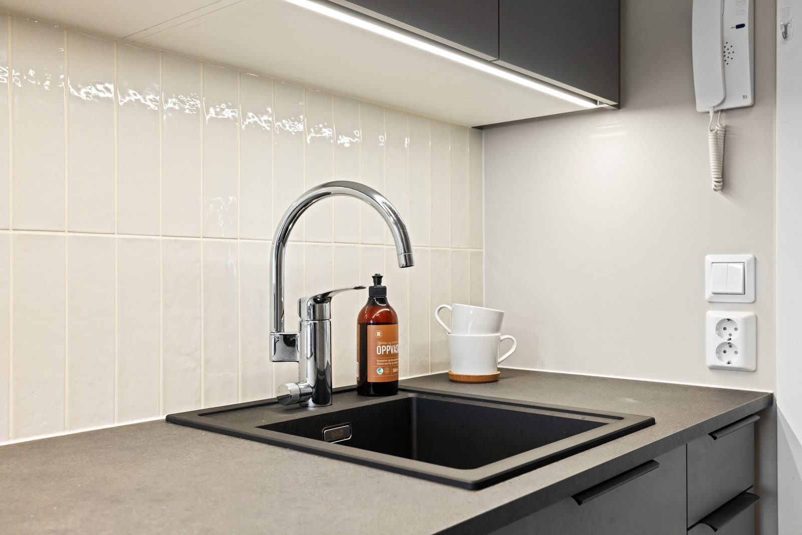 Laminat benkeplate med nedfelt kum gir gode arbeidsflater, og kjøkkenet er utstyrt med integrerte hvitevarer fra Electrolux, herunder platetopp, stekeovn, oppvaskmaskin, ventilator og kjøleskap. Galleribilde