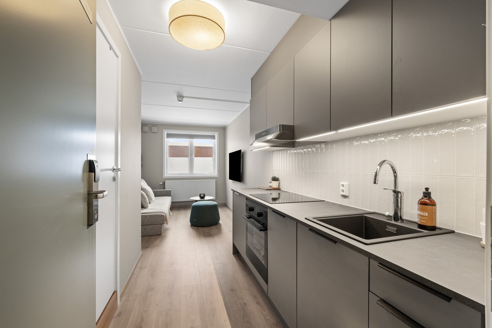 Stuen har en åpen og sosial løsning mot kjøkkenet, noe som gir en luftig romfølelse og gode møbleringsmuligheter. Galleribilde