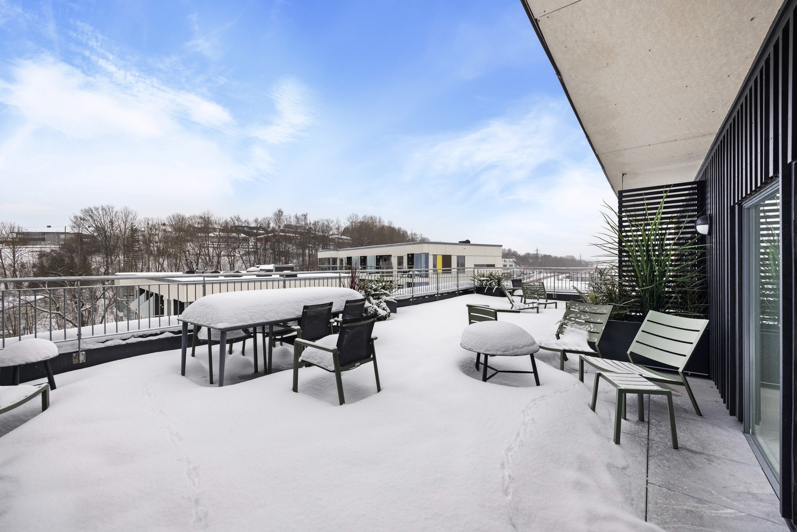 Her kan du nyte morgenkaffen i rolige omgivelser, finne en lun sitteplass i solen eller slappe av etter en lang dag. Galleribilde