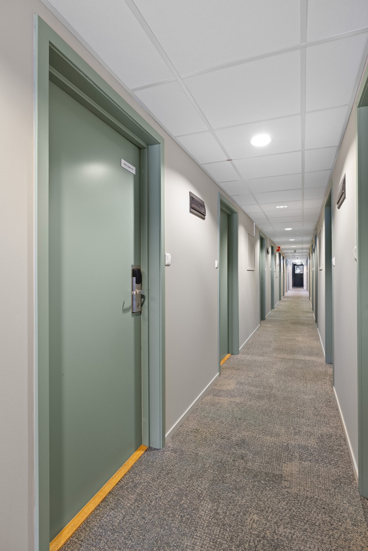 Bygningsmassen holder teknisk standard fra byggeår (2002) og ble overflateoppusset i 2022/2023. Galleribilde