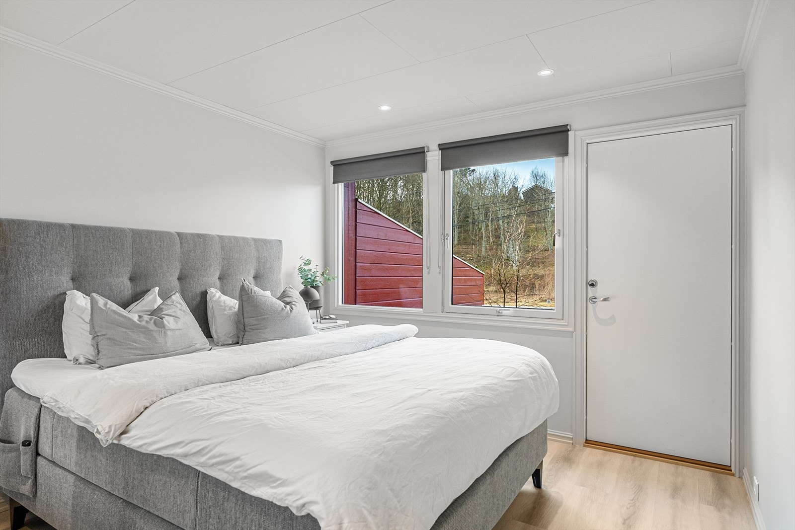 Boligen har totalt tre soverom av god størrelse - hovedsoverommet har også egen utgang til den store terrassen på bakkeplan Galleribilde