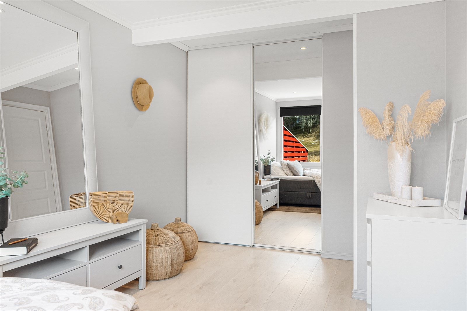 Også dette soverommet har en romslig skyvedørsgarderobe fra 2016/2017 Galleribilde