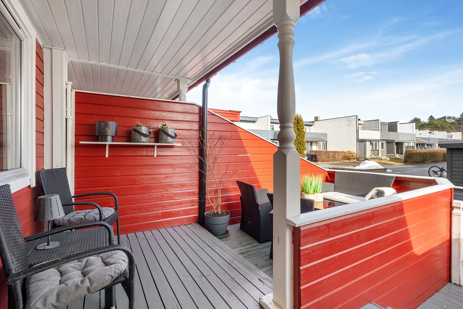 Terrassen har god plass til utemøblement - et perfekt sted å nyte morgensolen og dagens første kopp kaffe! Galleribilde