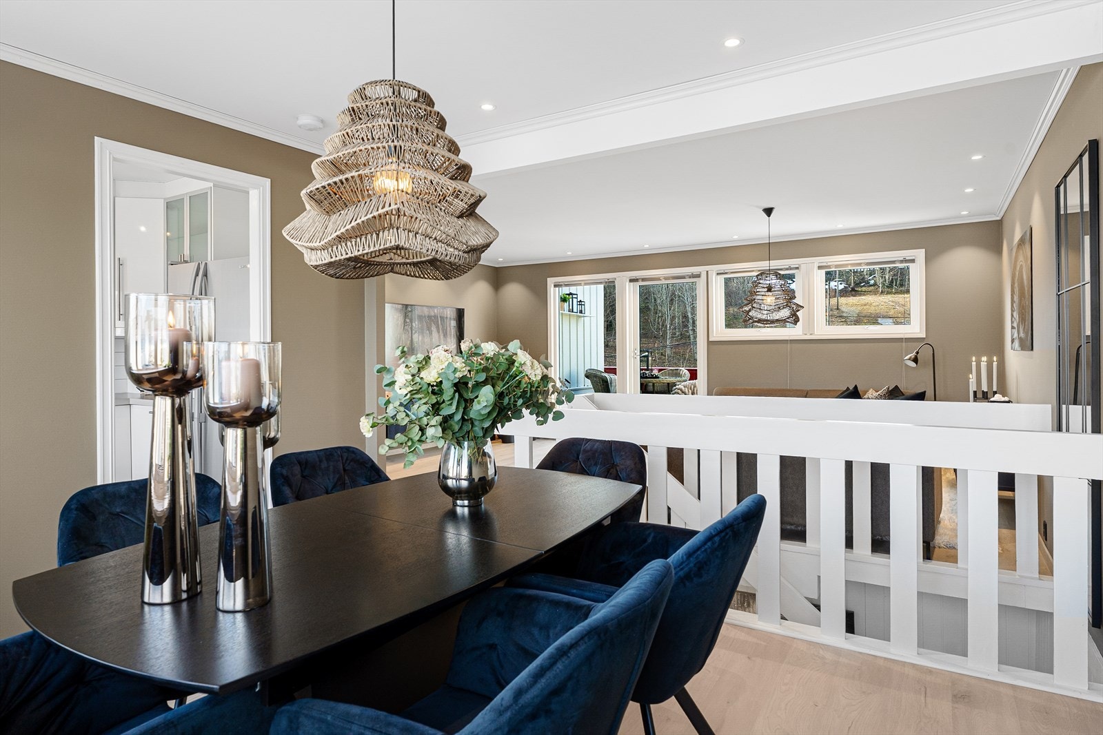 Spisebordet har en naturlig og praktisk plassering like ved kjøkkenet - gled deg til å invitere venner og familie til et bedre måltid samlet rundt spisebordet Galleribilde