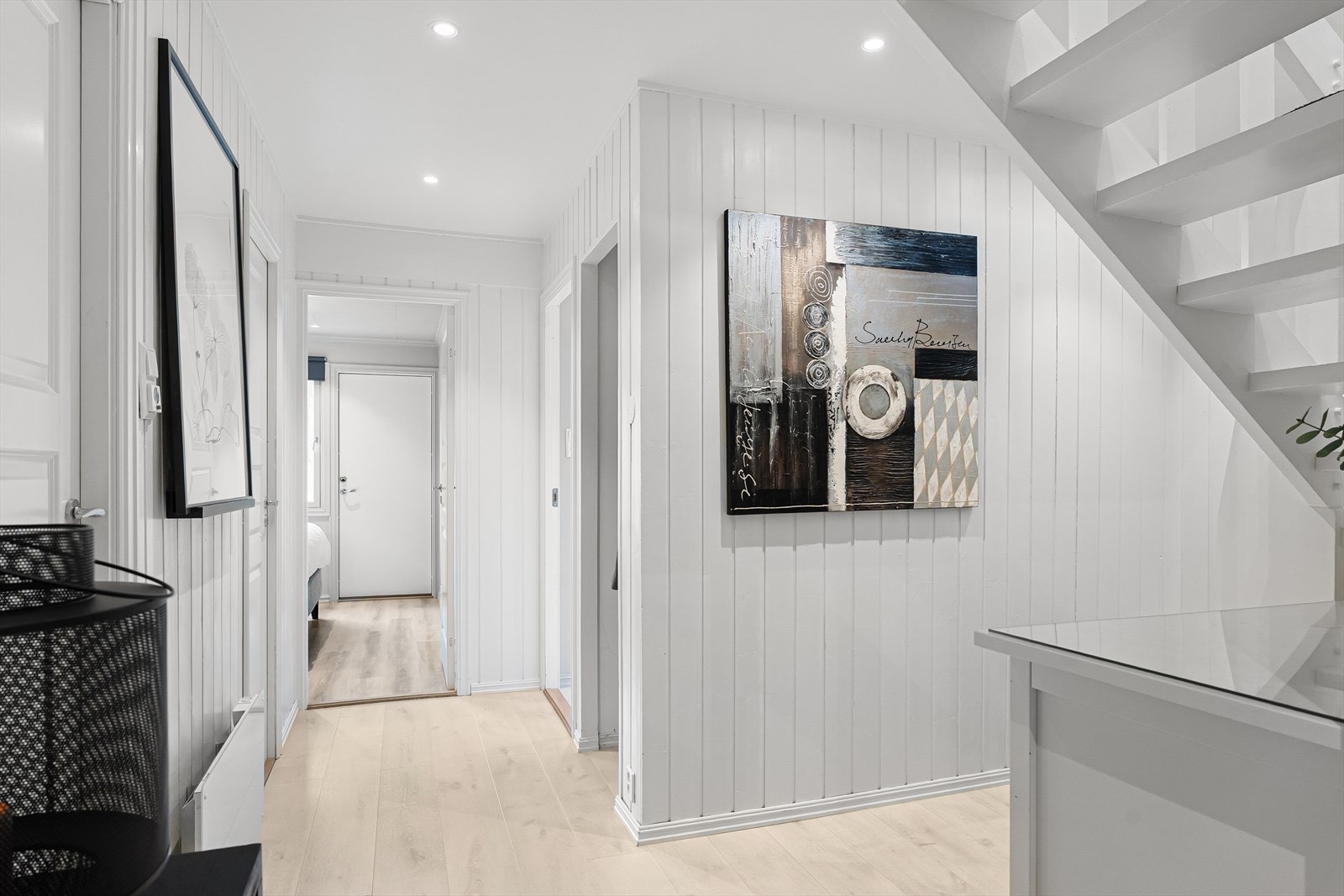 Lys og romslig gang med panel på veggene Galleribilde