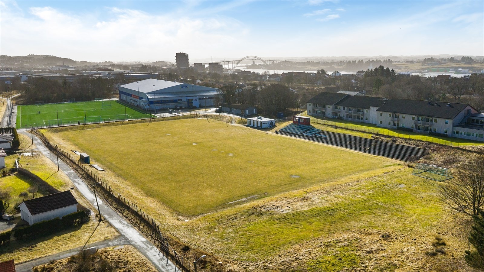 Like ved boligen finner du det flotte idrettsanlegget til Haugar Galleribilde