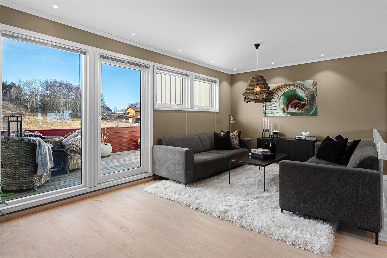 Boligens 2. etasje ble pusset opp i 2023 - her kan du flytte rett inn uten å måtte tenke på oppussing! Galleribilde