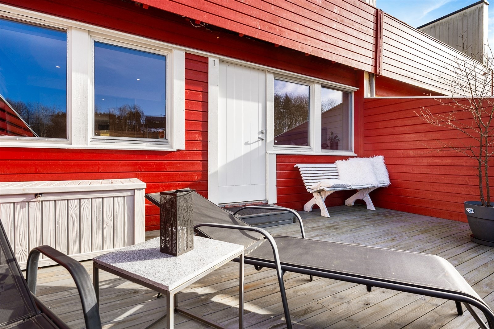 Boligen er malt utvendig i 2024 - med unntak av innsiden av rekkverket på terrassen ved inngangspartiet Galleribilde