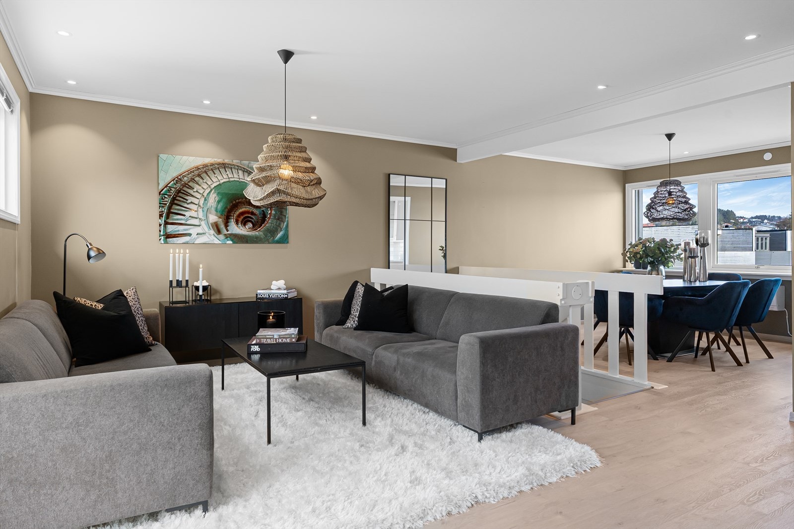 Stuen har god plass til både sofagruppe og spisebord Galleribilde