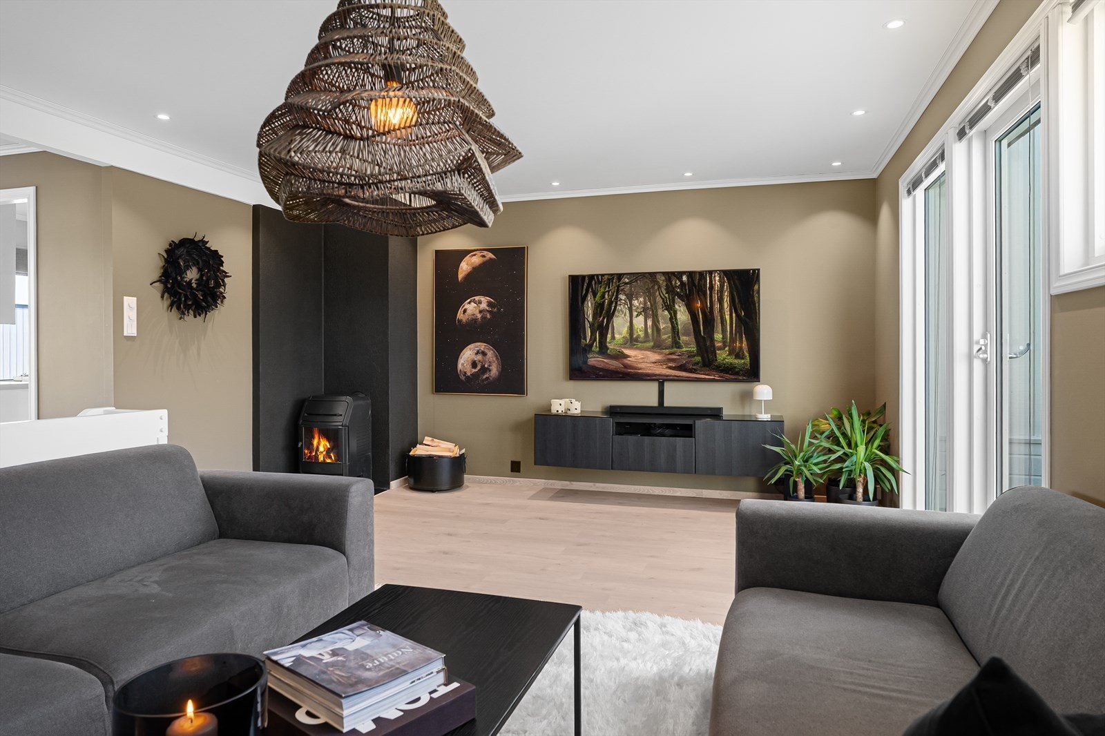 Moderne og delikate fargevalg på overflatene gir boligen et helhetlig og stilrent uttrykk Galleribilde