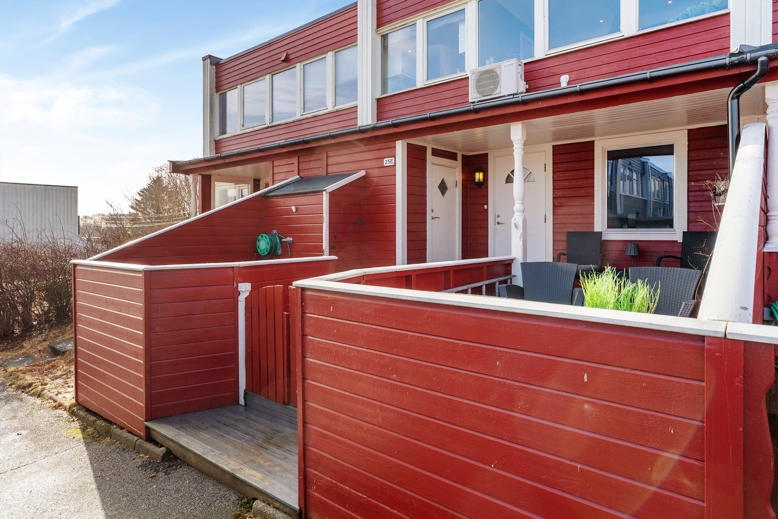 Boligen har også et herlig terrassområe mot øst i tilknytning til inngangspartiet (ikke omsøkt/godkjent) Galleribilde