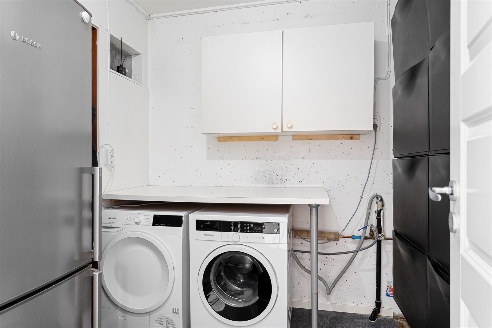 Praktisk vaskerom med plass til både vaskemaskin og tørketrommel (rommet er byggemeldt og godkjent som bod/matbod) Galleribilde