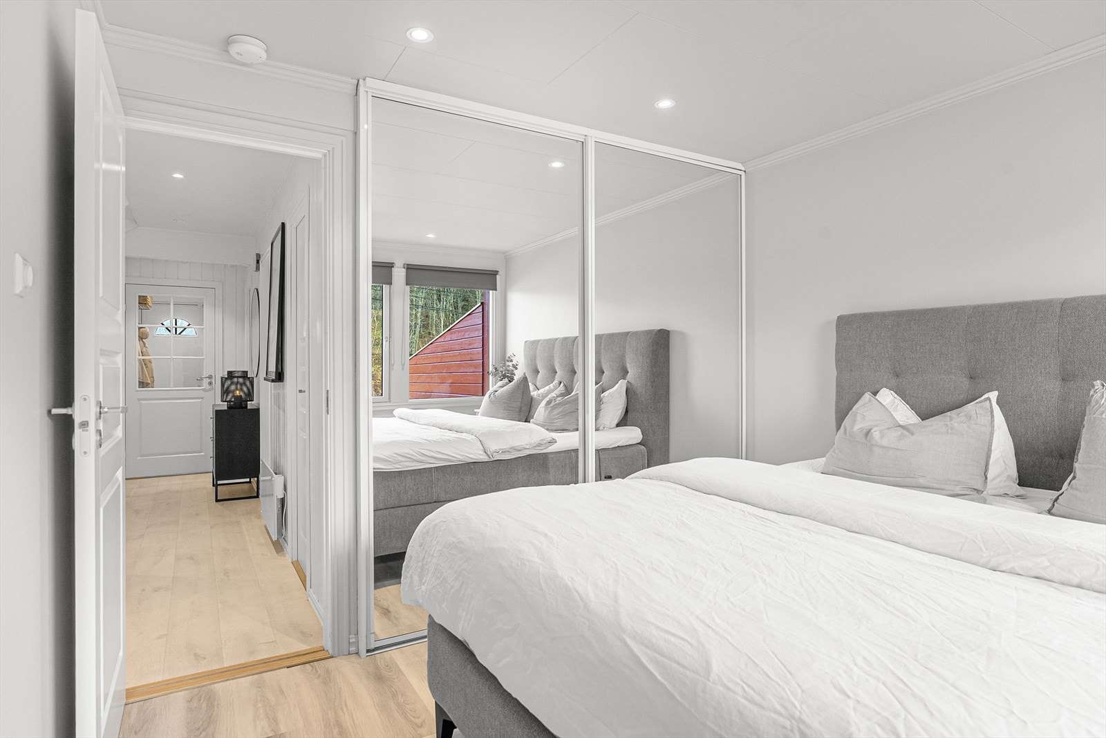 Soverommet har god oppbevaringsplass i romslig skyvedørsgarderobe fra 2016/2017 Galleribilde