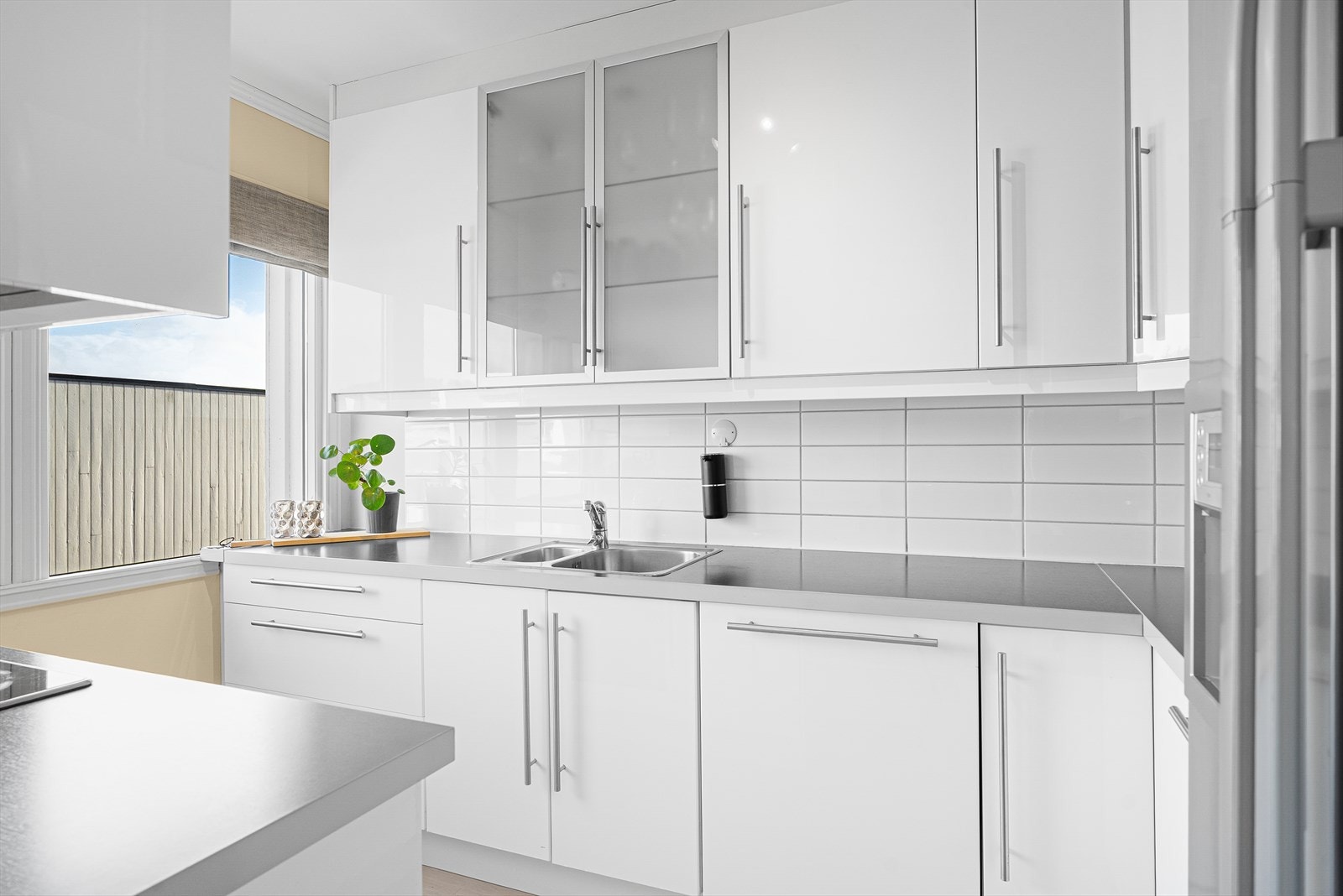 Boligen kan by på et stilrent IKEA-kjøkken med god skap- og benkeplass Galleribilde