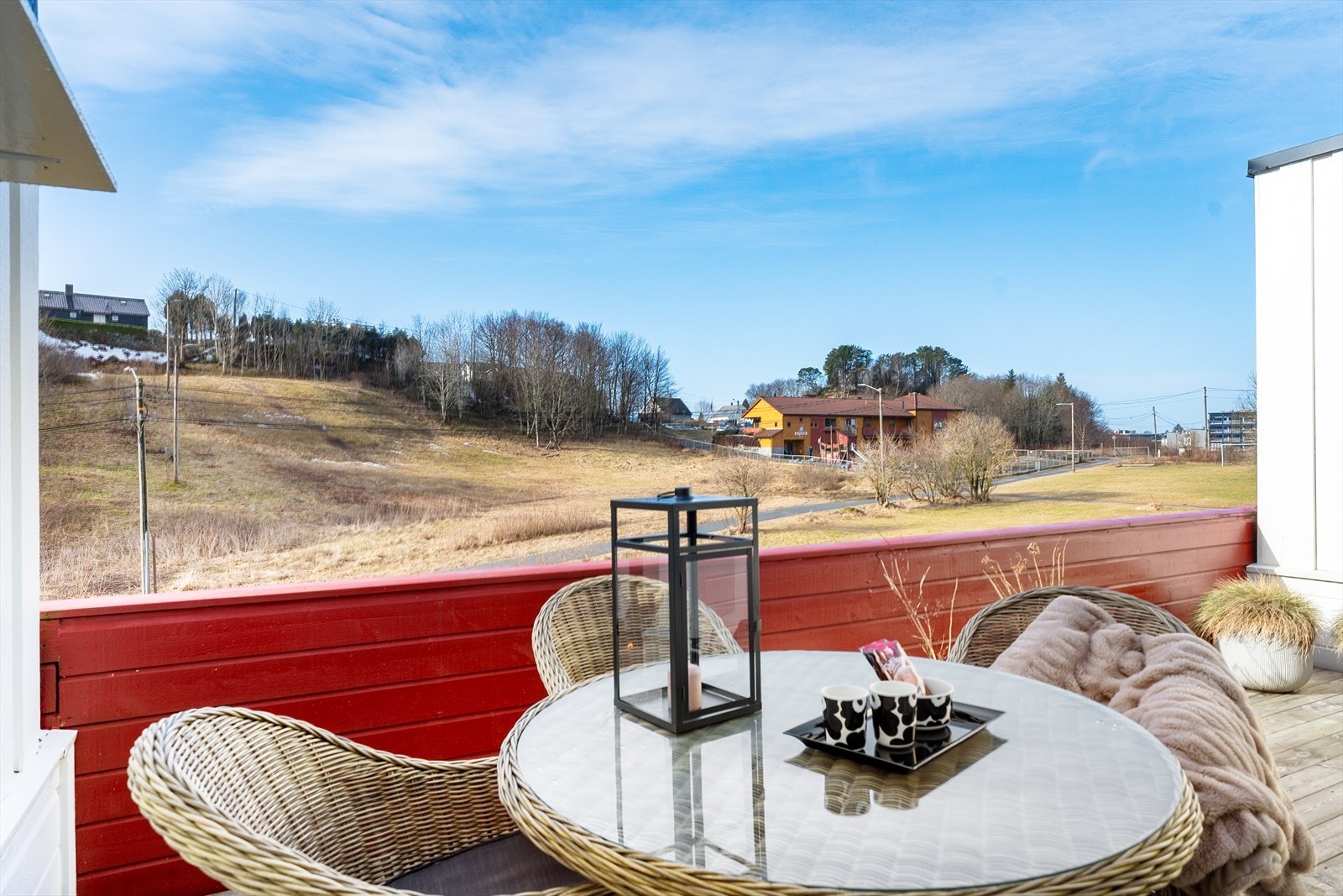 Fra balkongen er det herlig og fri utsikt mot nærområdet Galleribilde