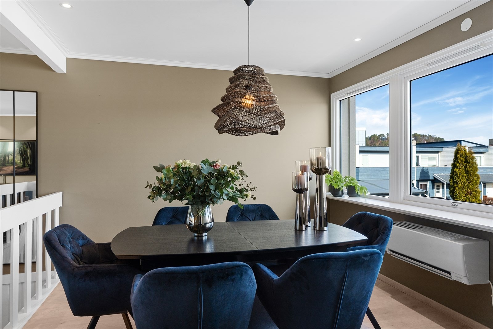 Det er montert ny varmepumpe i 2024 som bidrar til en energieffektiv oppvarming - det er også en flott vedovn i stuen som gir deilig varme på årets kaldeste dager Galleribilde