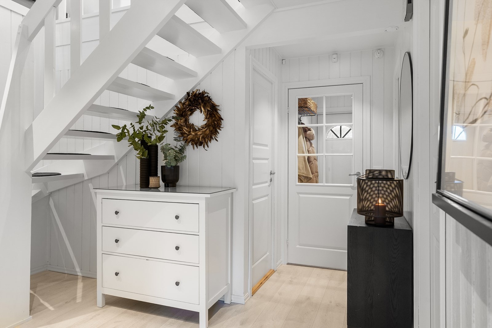 I boligens 1. etasje finner du vindfang, gang, tre soverom, bad, toalettrom, vaskerom og bod Galleribilde