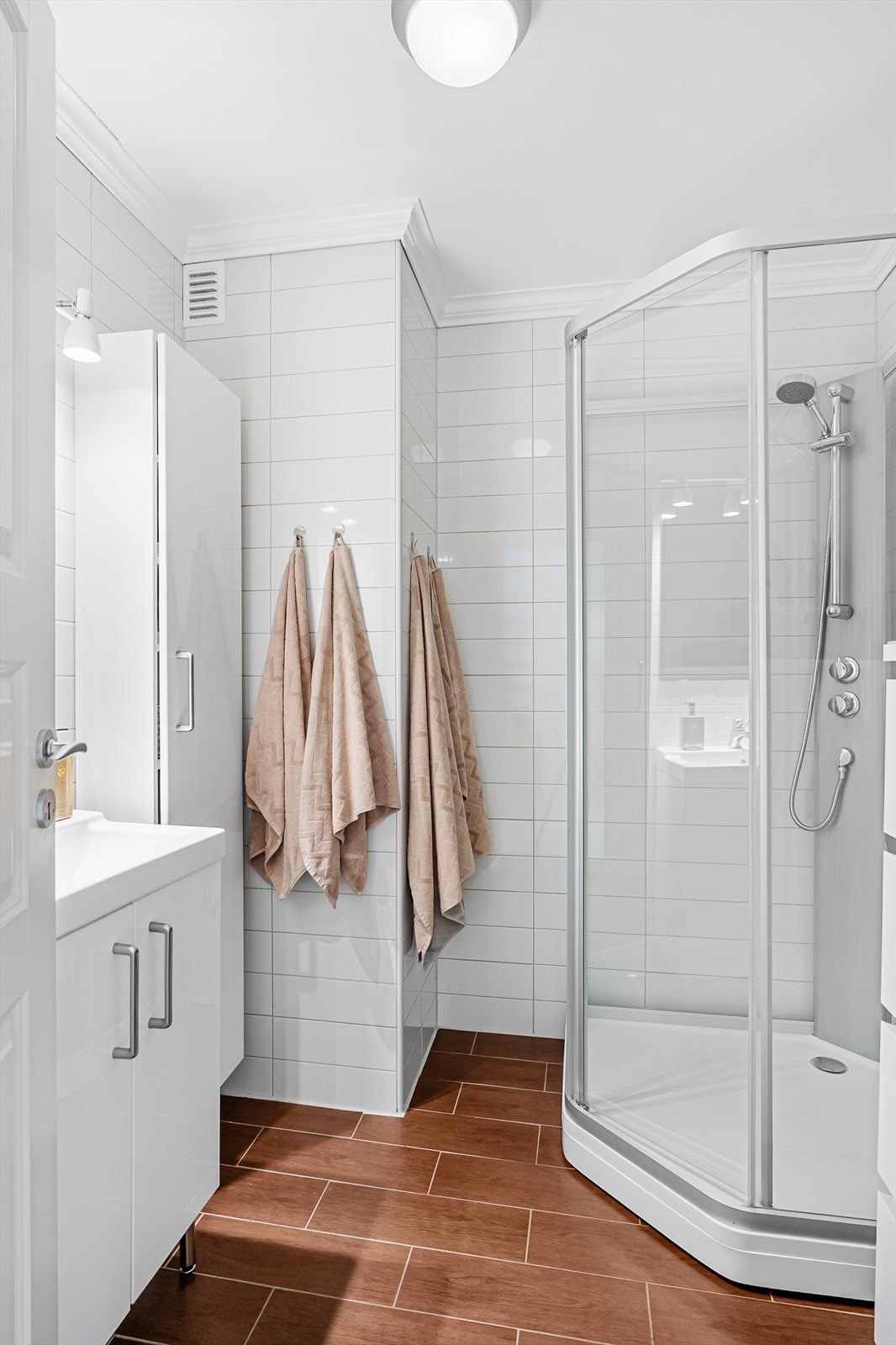 Lyst og pent bad fra 2007 med fliser på gulv og vegger - varmekabler i gulvet sørger for en jevn romtemperatur året rundt Galleribilde