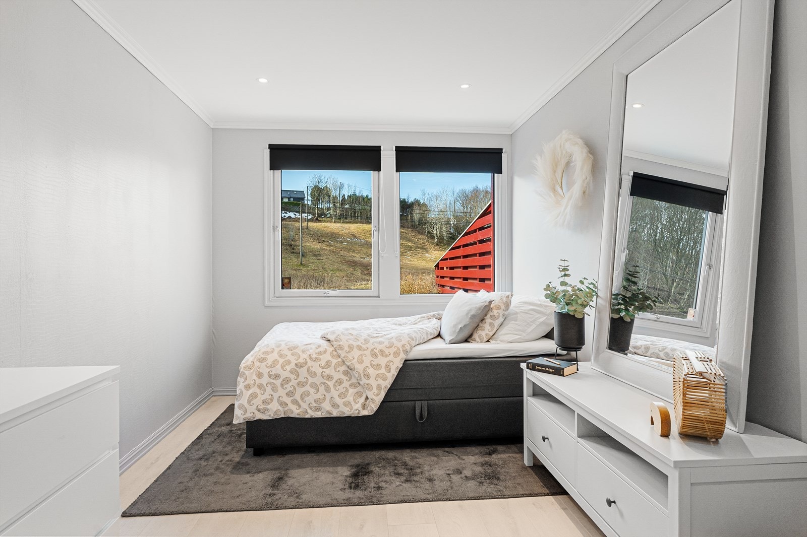 Soverom nr. 2 er også et stort og godt soverom med plass til dobbeltseng og tilhørende nattbord Galleribilde