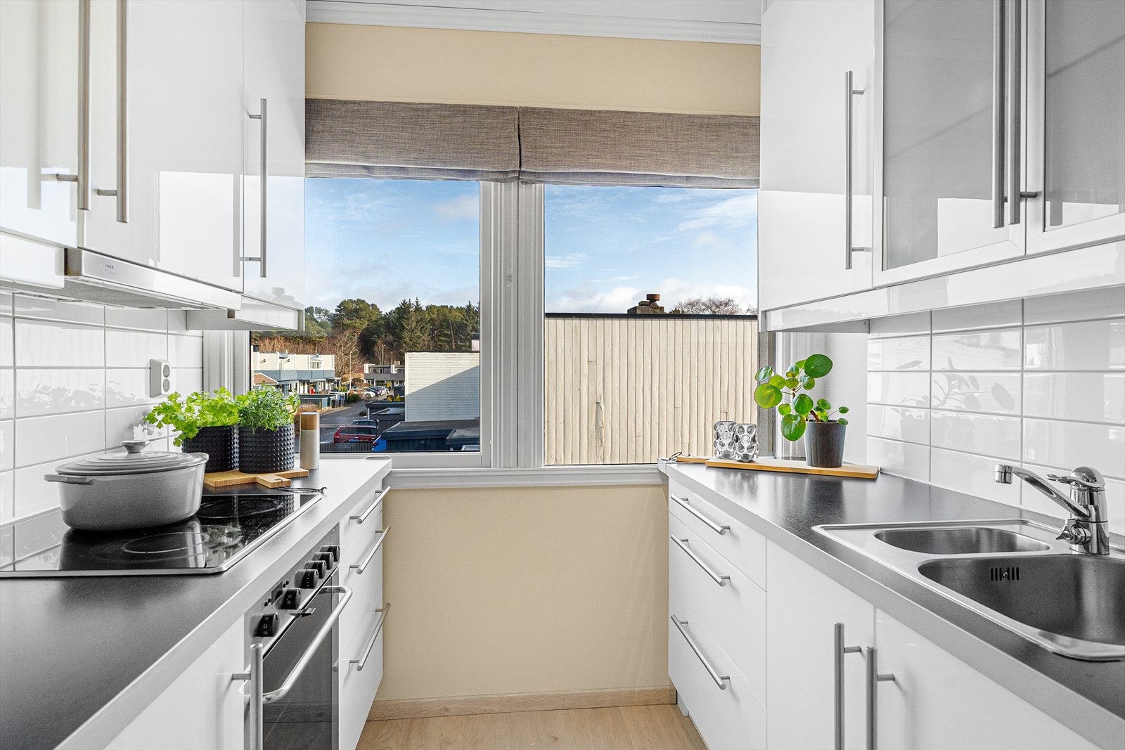 Det er integrert platetopp, stekeovn og oppvaskmaskin, samt frittstående side-by-side kjøleskap medfølger i handelen Galleribilde