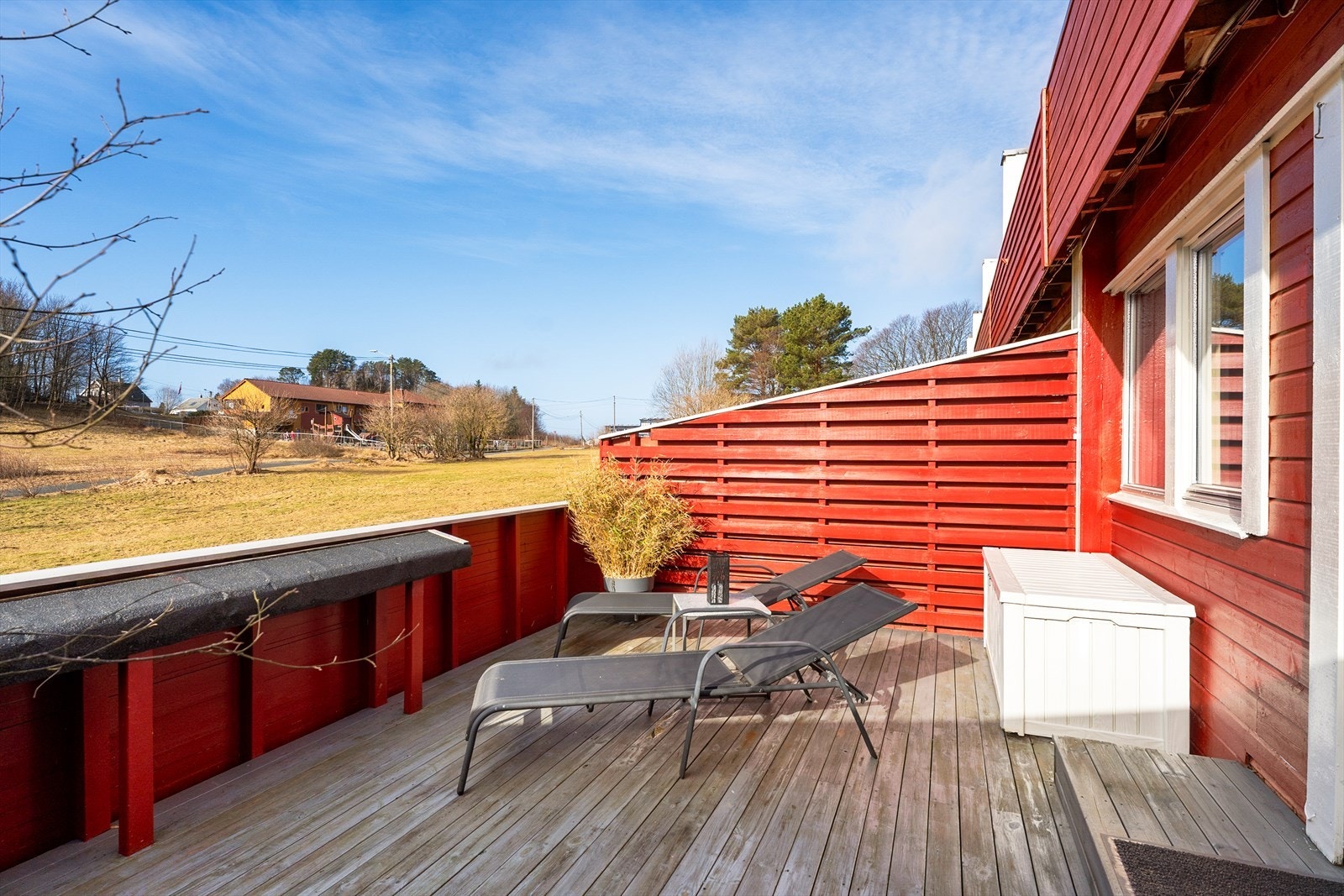 Boligen kan by på en stor, vestvendt terrasse på bakkeplan med herlige solforhold (ikke omsøkt/godkjent) Galleribilde