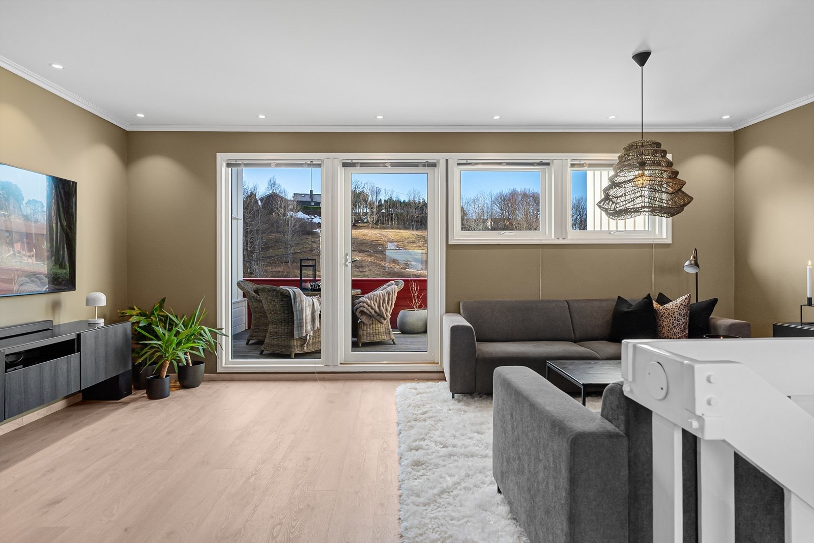 I boligens 2. etasje finner du en lys og tiltalende stue med direkte utgang til den store balkongen mot vest Galleribilde