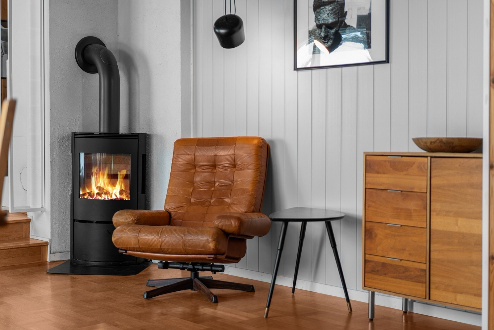 I stue-/spisestuedelen gir en moderne vedovn både varme og en hyggelig atmosfære. Galleribilde