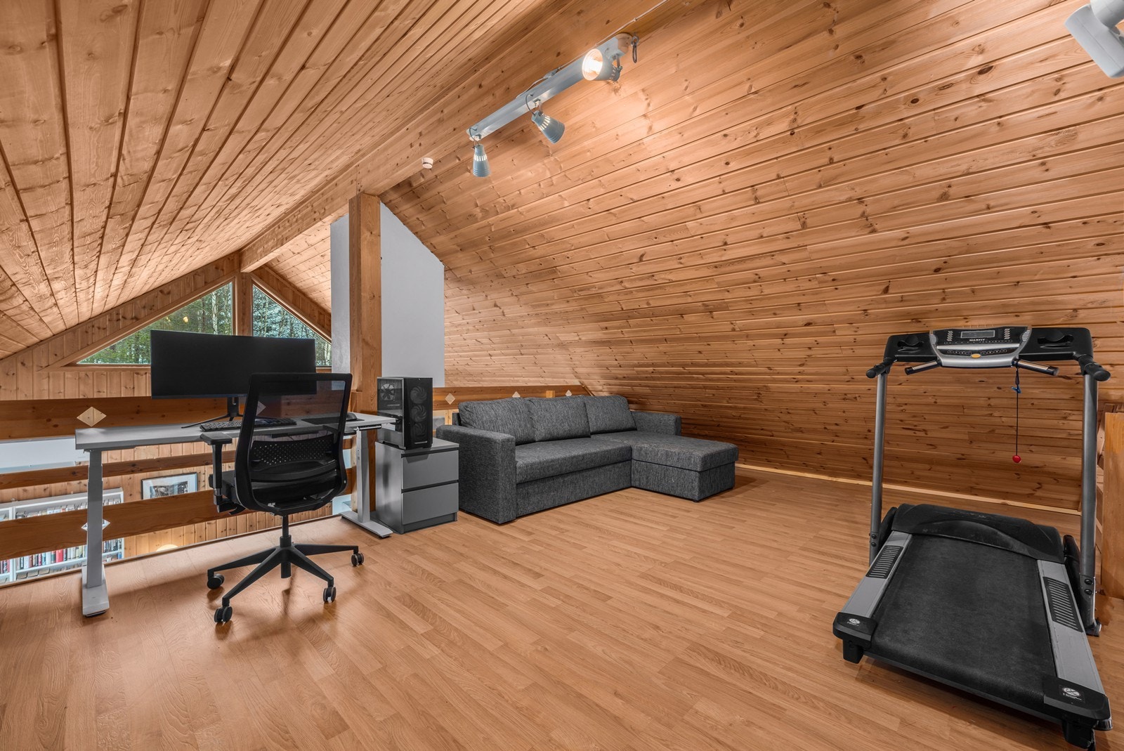 Loftstuen er innredet og kan brukes som en ekstra stue, kontor eller lekeareal. Galleribilde