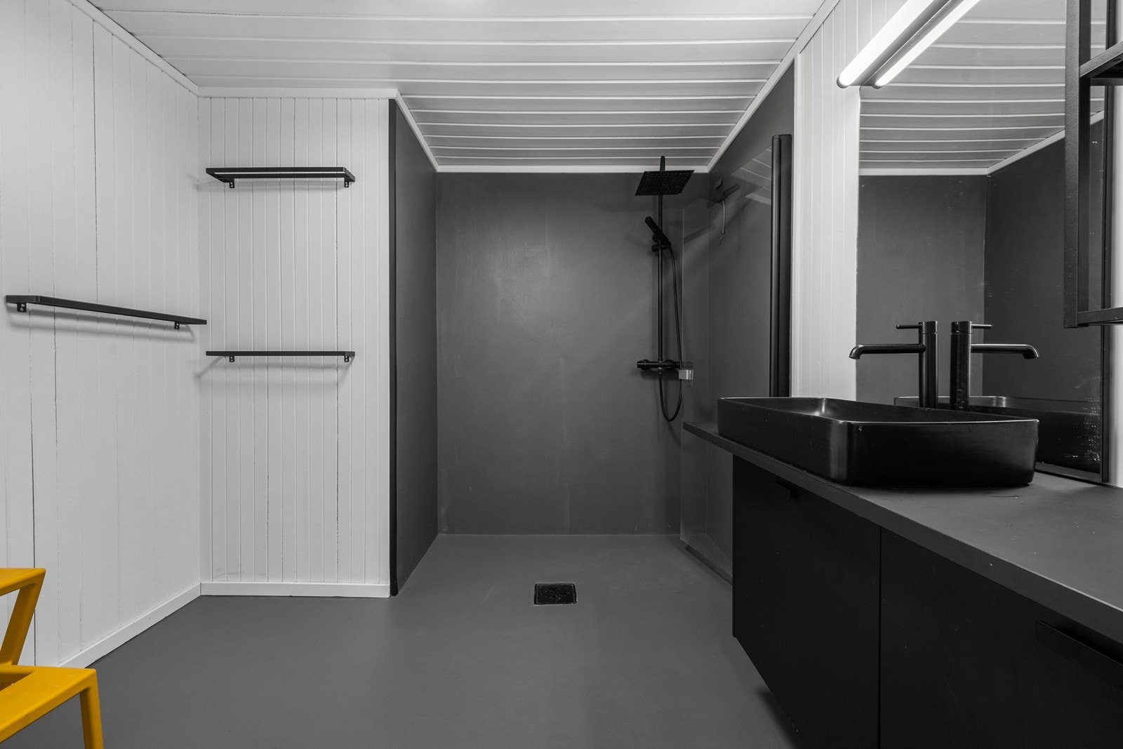 Badet er oppgradert med moderne microsement på gulv og i dusjsonen. Galleribilde