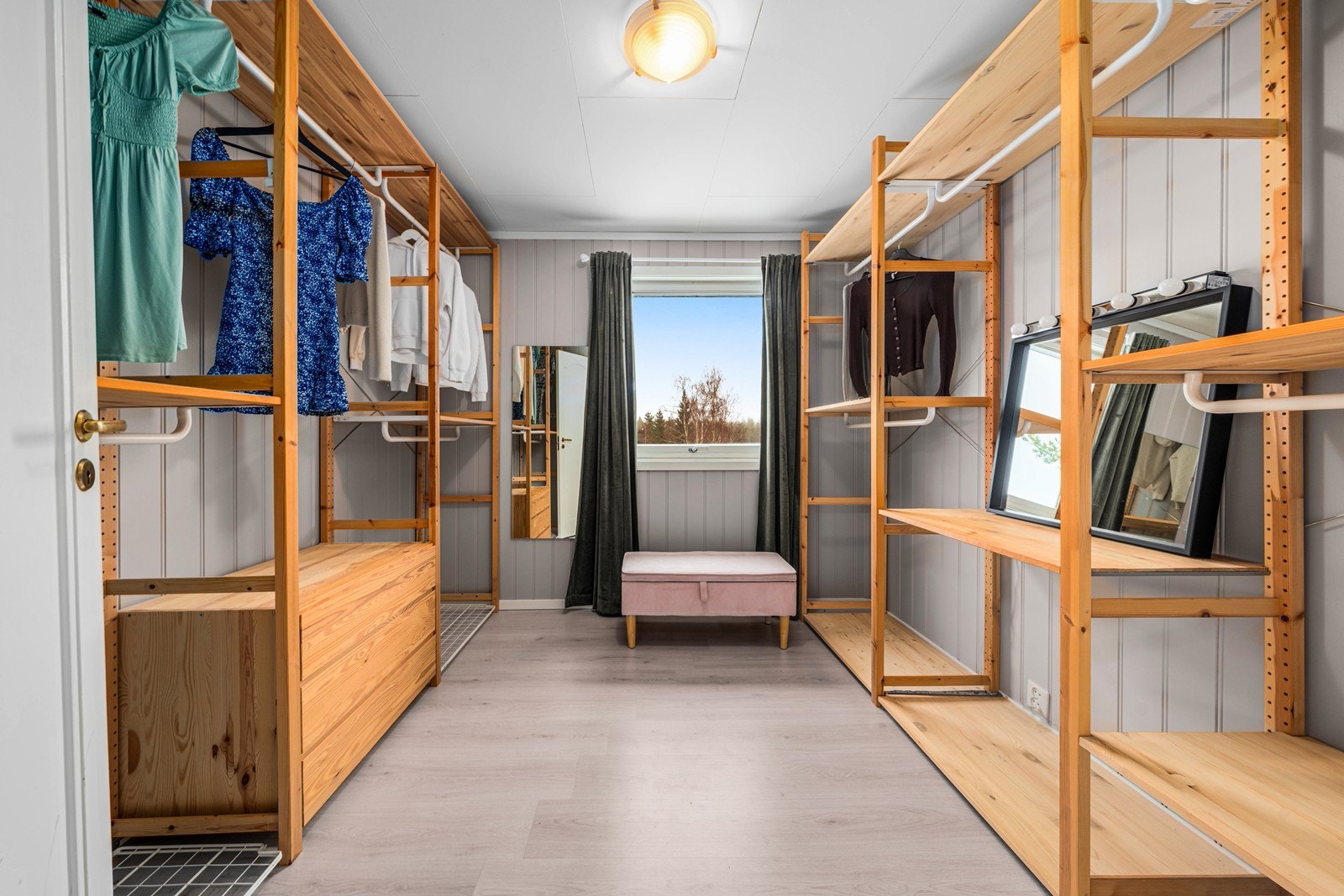 Det tredje soverommet i etasjen er i dag innredet som en romslig garderobeløsning. Galleribilde