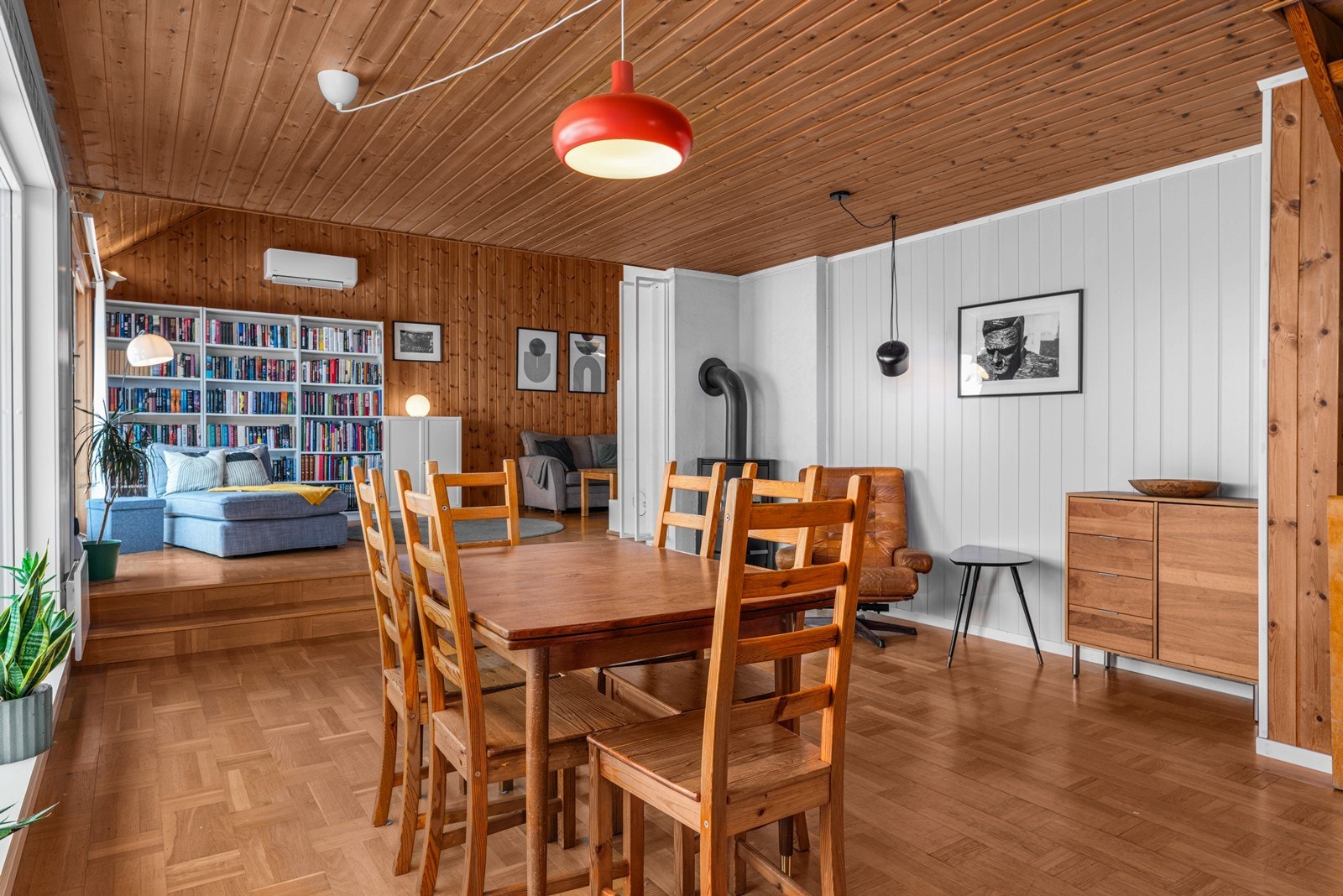 Spisestuen er et naturlig samlingspunkt mellom kjøkkenet og stuen, med plass til et stort spisebord. Galleribilde