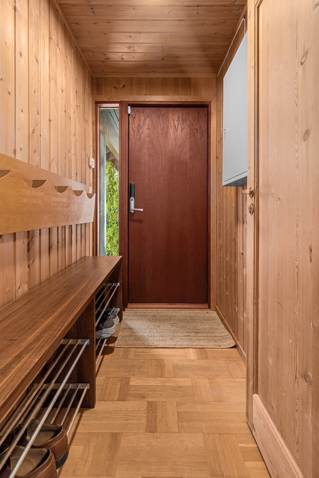 Inngangspartiet har en praktisk ytterdør med kodelås. Galleribilde