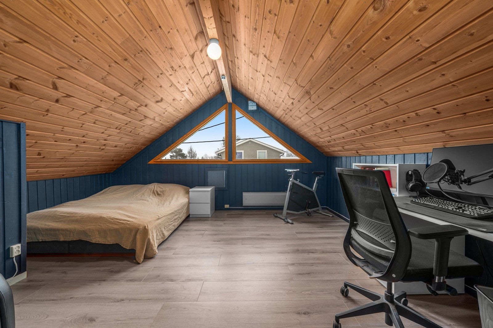 Soverommet i andre etasje er innredet og et stort og anvendelig rom med plass til både seng og arbeidsplass. Galleribilde