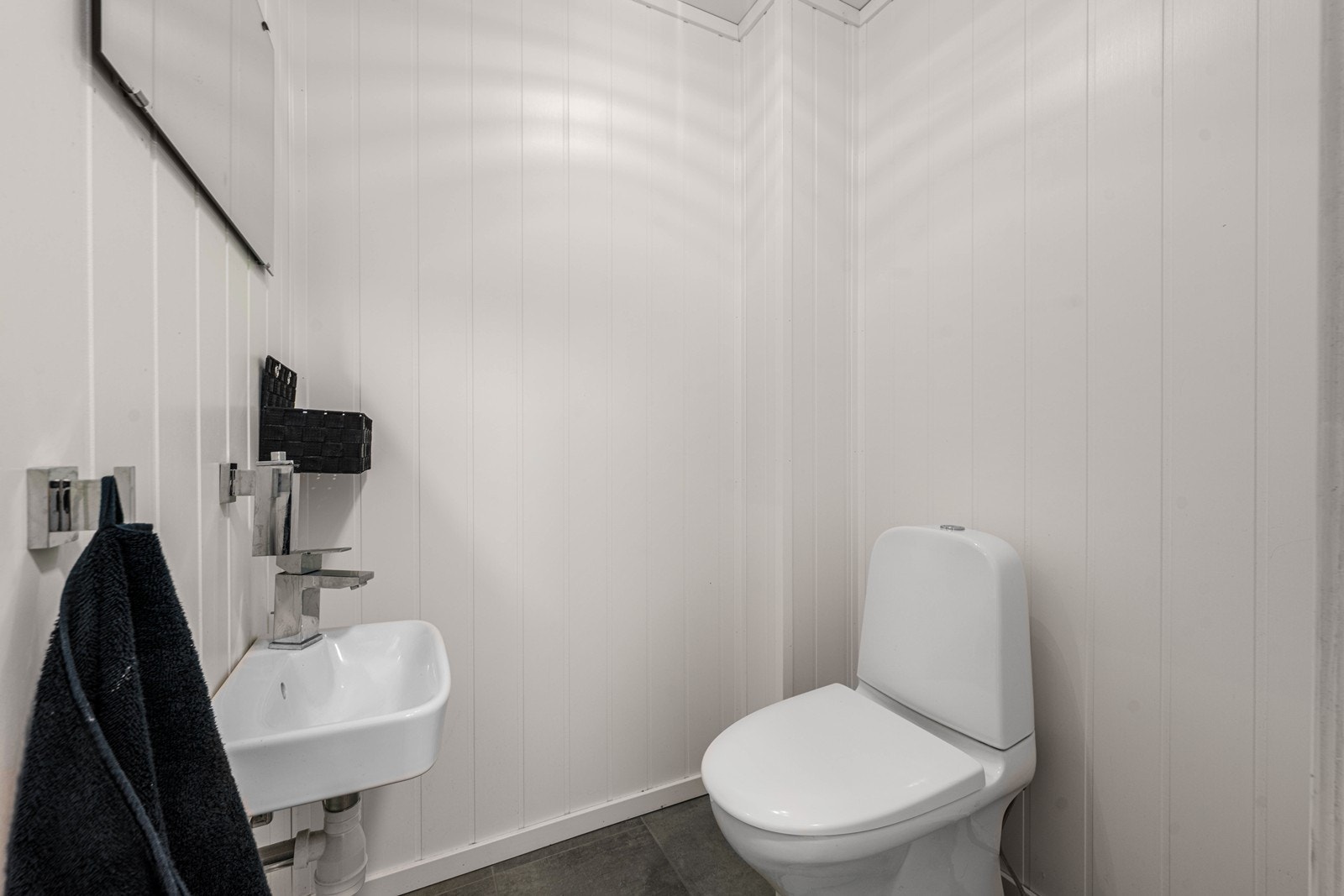 I tillegg til badet har første etasje et separat toalettrom med servant. Galleribilde