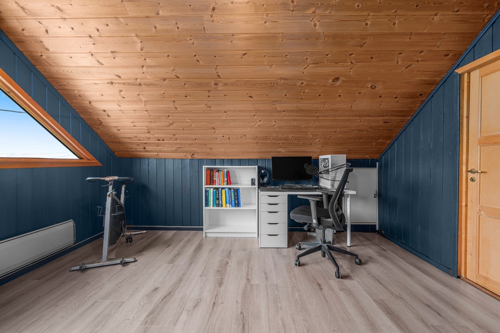 Rommet har laminat på gulvet og panel på veggene, med oppvarming via panelovner. Galleribilde