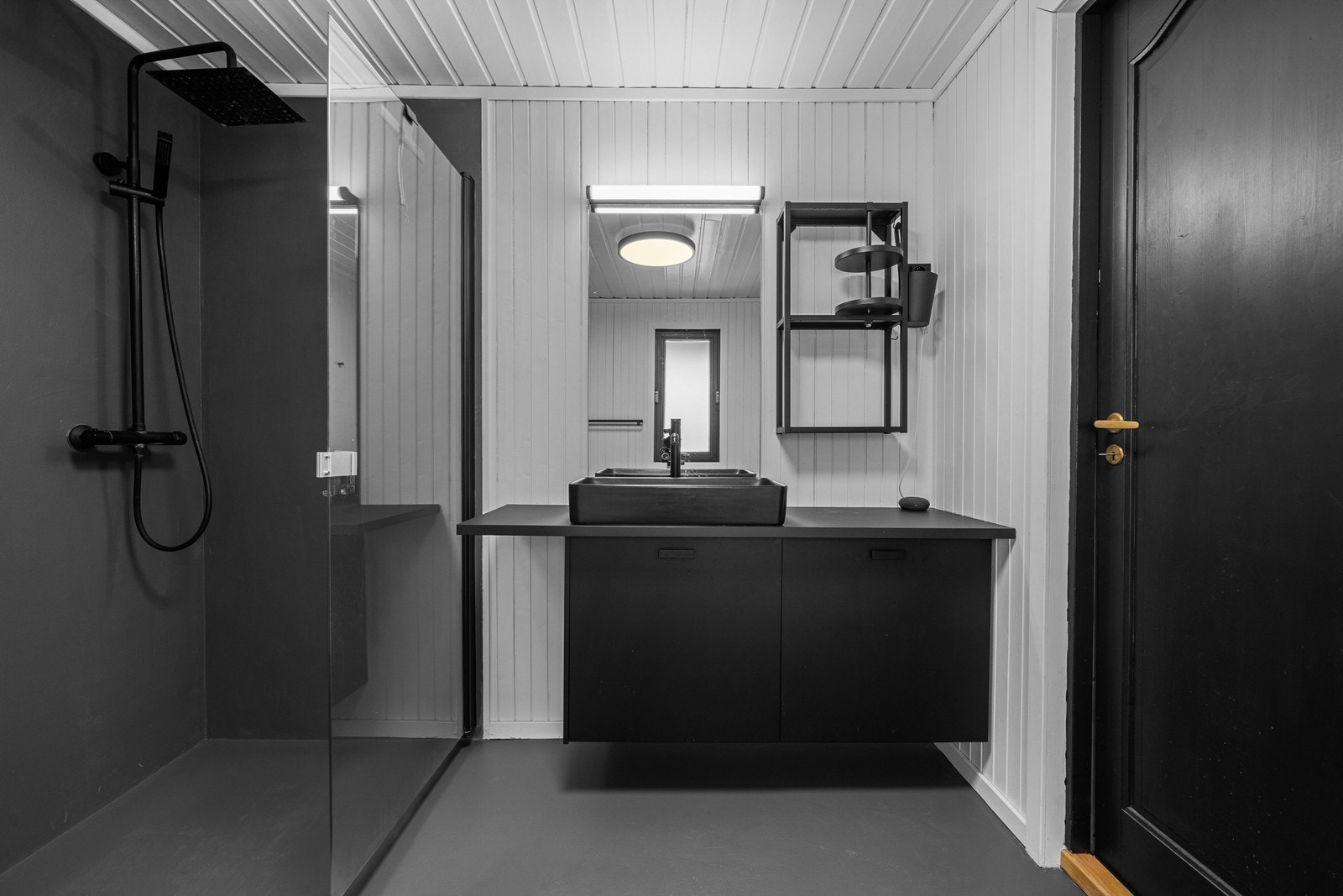 Rommet har en stilren servantinnredning og en praktisk dusjnisje med glassvegg. Galleribilde