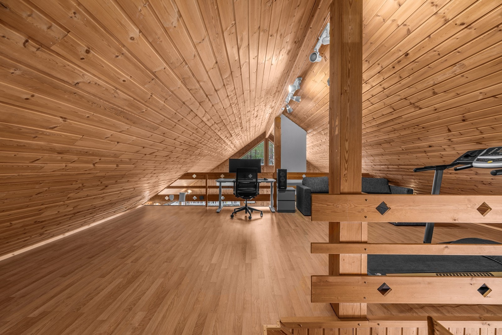 Den åpne løsningen gir rikelig med dagslys og en følelse av volum. Galleribilde