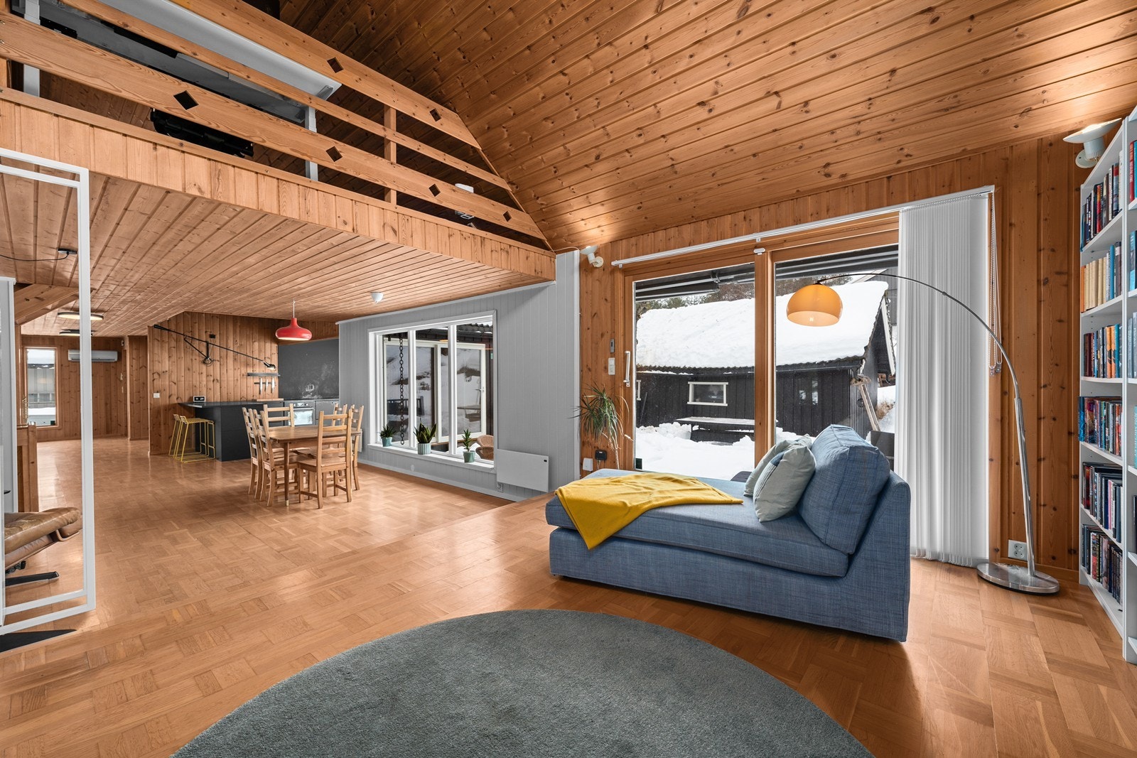 Fra stuen er det direkte utgang til en stor terrasse på 62 m² via skyvedør. Galleribilde