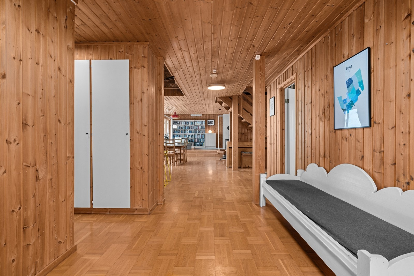 Fra gangen åpner boligen seg opp mot de sosiale sonene i stue og kjøkken. Galleribilde