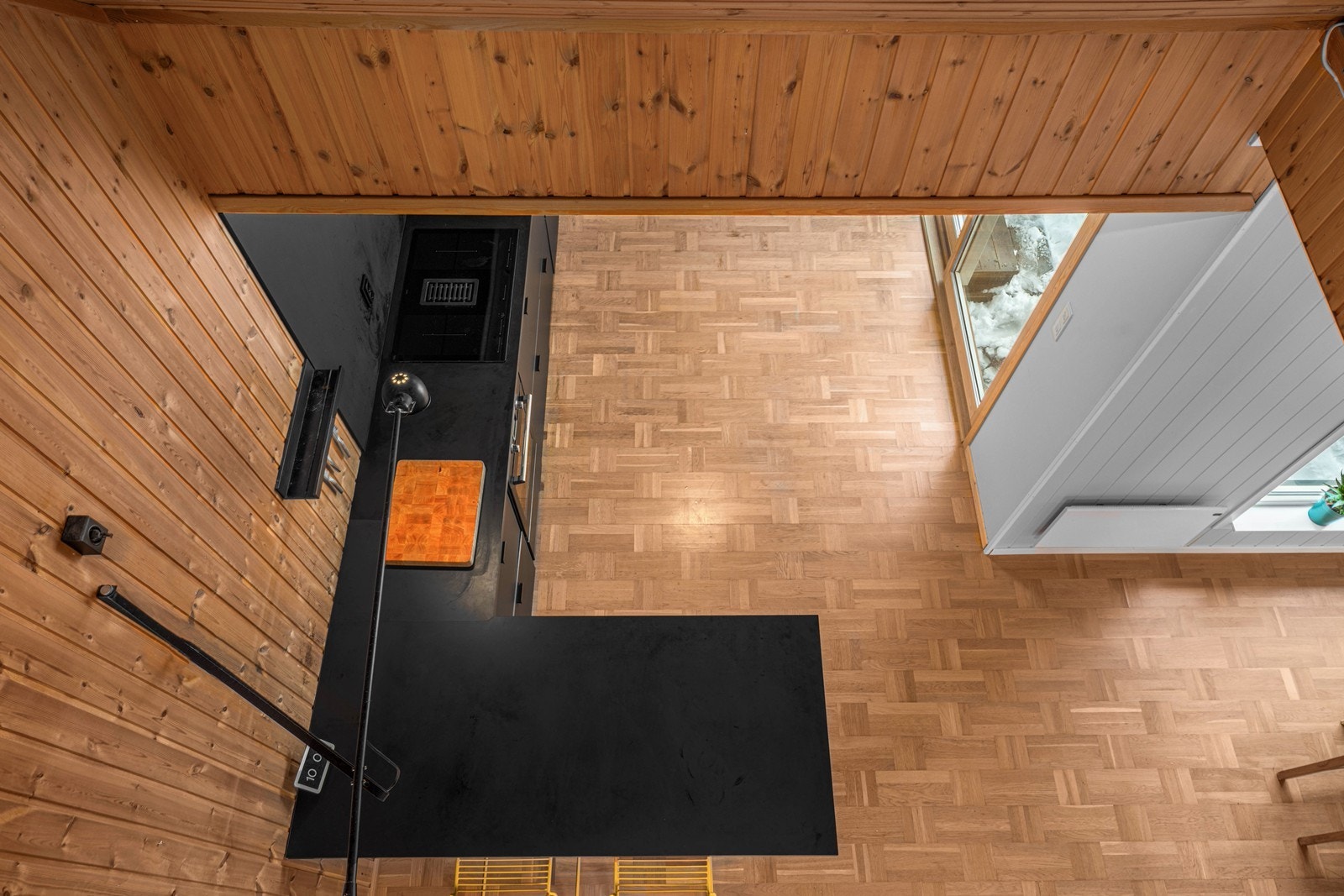 Den åpne planløsningen gir god visuell kontakt mellom etasjene og de ulike sonene. Galleribilde