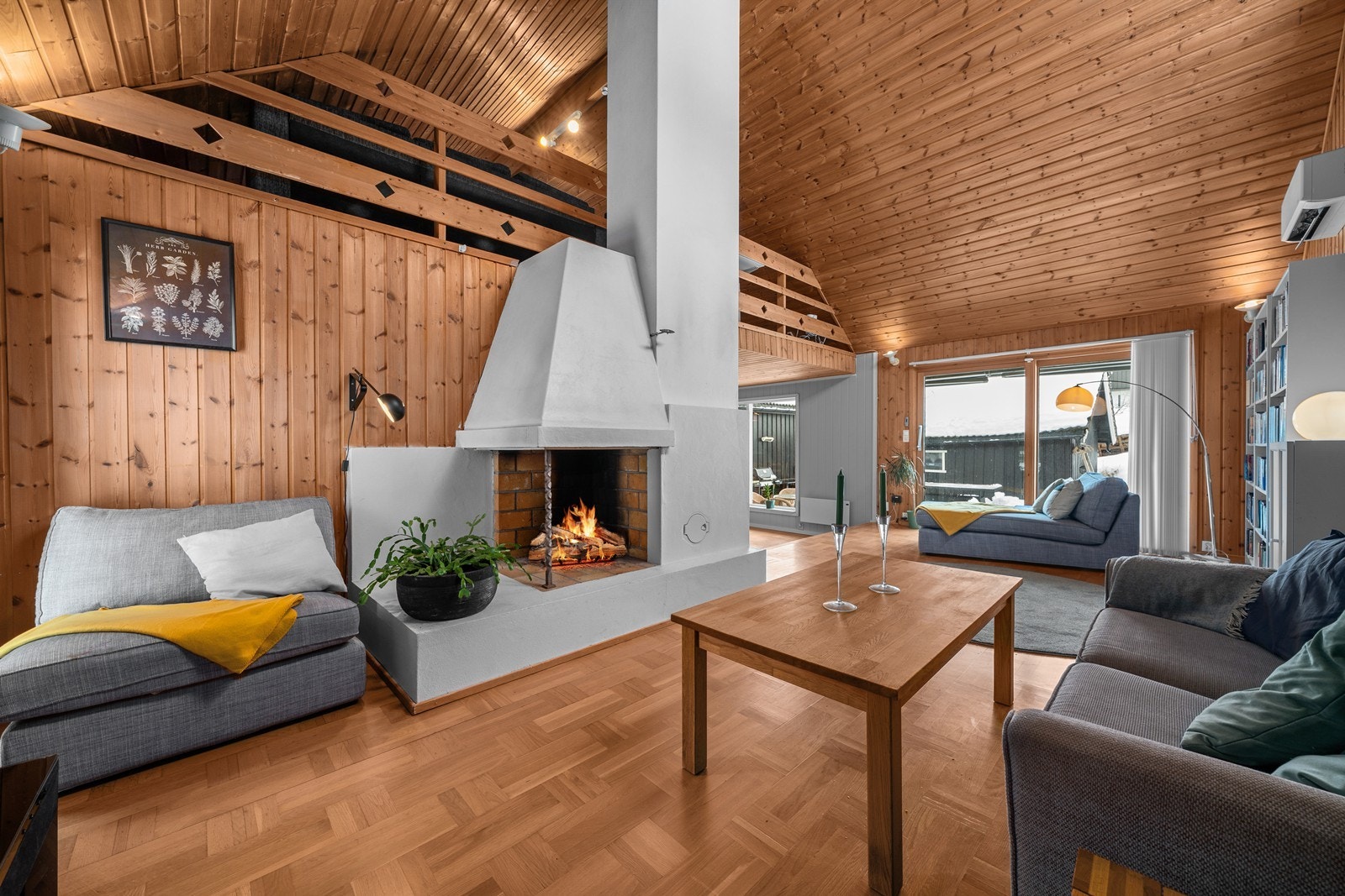 Den åpne peisen i stuen er et sentralt element som skaper en lun stemning. Galleribilde