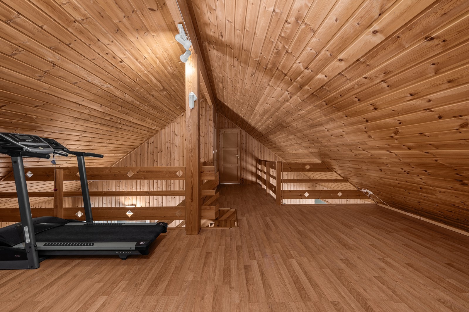 Fra den innredede loftstuen er det åpen sikt ned mot første etasje, noe som gir en god romfølelse. Galleribilde