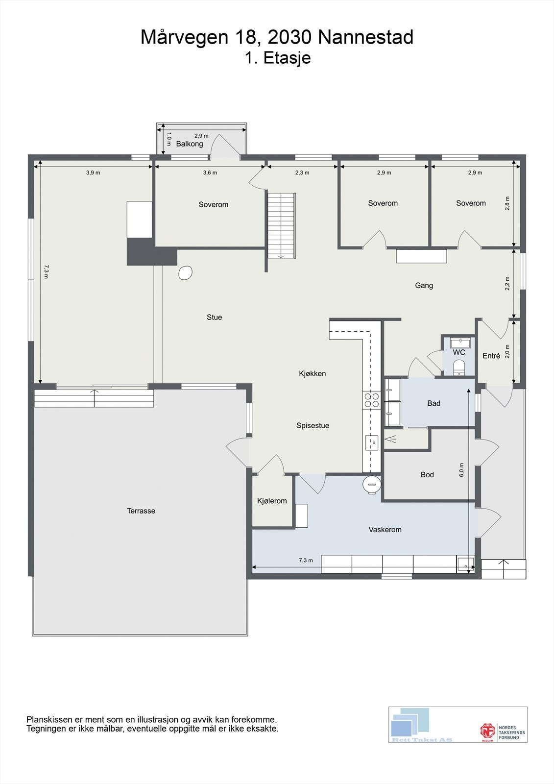 Første etasje har en innholdsrik planløsning med tre soverom, bad, vaskerom og åpen stue/kjøkkenløsning. Galleribilde