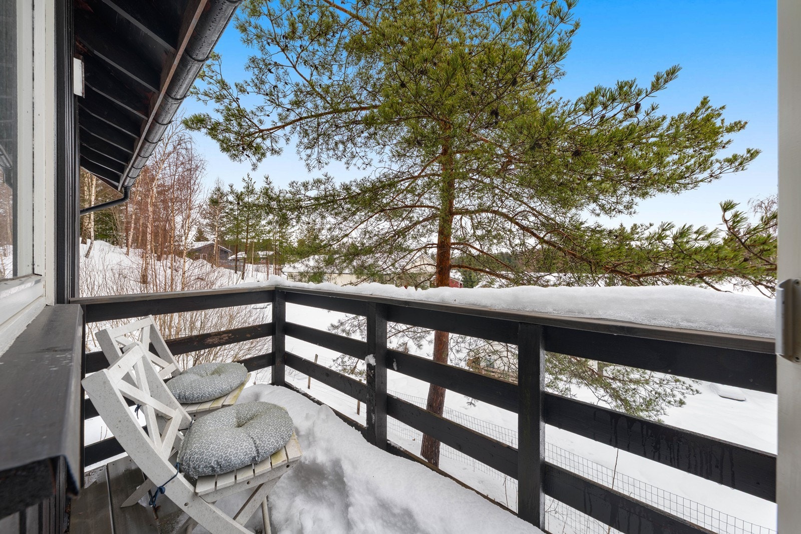Balkongen på 3 m² er belagt med impregnerte terrassebord. Galleribilde