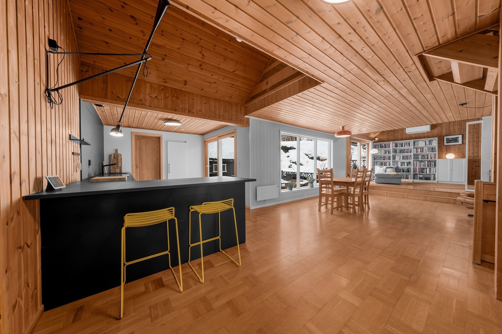 Kjøkkenet fra 2021 har en sosial barløsning som binder sonen sammen med stuen. Galleribilde