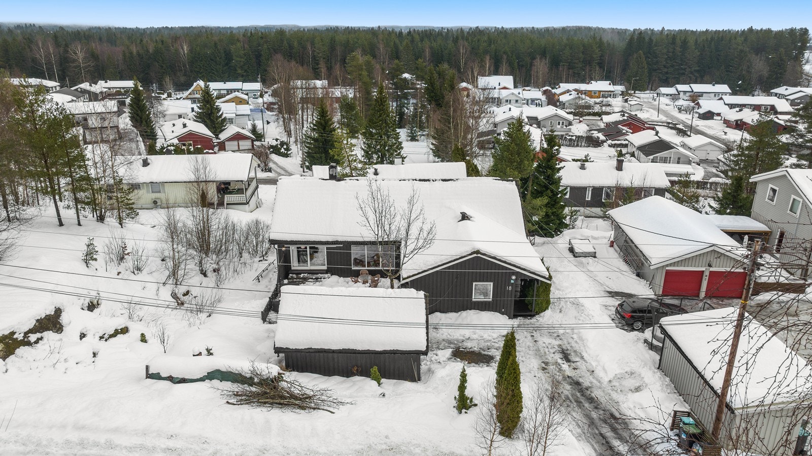 Enebolig over to plan med tilhørende garasje. Tomten er opparbeidet med asfaltert gårdsplass. Galleribilde